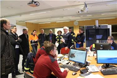 Riuniti al Centro operativo della Protezione Civile a Bolzano: il presidente della Provincia Arno Kompatscher (2° da sx) e agli assessori Arnold Schuler (3° da sx) e Florian Mussner (6° da sx) - Foto: USP/M.Clara