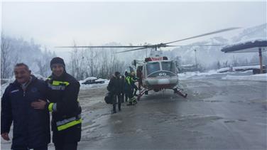 Le persone evacuate da Arola atterrano ad Ascoli Piceno con l'elicottero (Foto USP/Agenzia protezione civile)