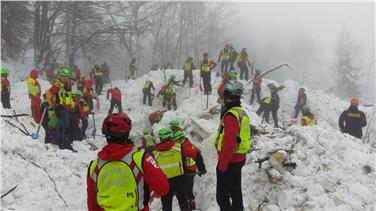 Cinque tecnici del BRD, 2 del CNSAS e 3 del Soccorso alpino tirolese alla ricerca dei dispersi dell'Hotel Rigopiano. Foto USP/CNSAS