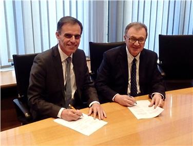 Gli assessori provinciali Richard Theiner e Mauro Gilmozzi alla firma dell'accordo (Foto USP/Daniel Rabanser)