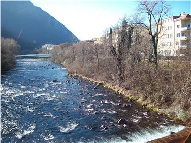 I lavori lungo il fiume Talvera fanno parte di un progetto pluriennale di risanamento degli argini del corso d'acqua che attraversa il capoluogo (Foto USP)