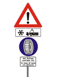 La segnaletica che indica l'obbligo di dotarsi di attrezzature invernali per percorrere le strade