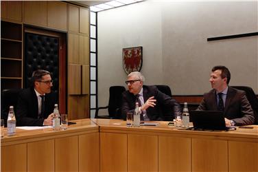 Sostegno della Provincia per la crescita della sede bolzanina di Iveco Defence: l'incontro del presidente Kompatscher con i vertici aziendali (Foto USP/mb)