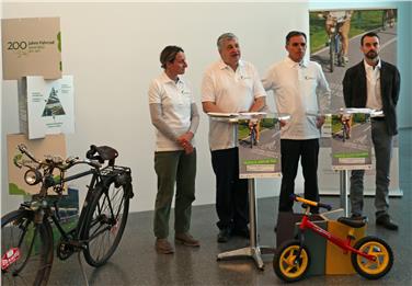 Al via il 22 marzo la quarta edizione del concorso Alto Adige pedala. Da sinistra, Irene Senfter, gli assessori Florian Mussner e Richard Theiner, e Harald Reiterer Foto Usp