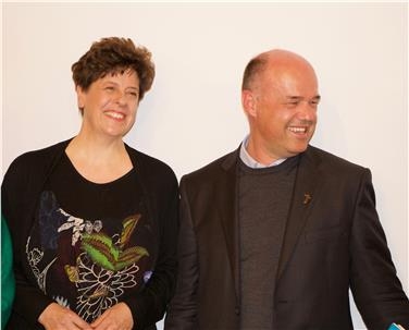 L'autrice Verena Niederegger Senoner assieme al professor Ulrich Fistill, del quale il volume presentato contiene alcune riflessioni meditative (FOTO: Istitut Ladin Micurá de Rü)