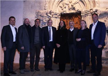 Il sindaco Erich Ratschiller, Lois Anvidalfarei, Gotthard Bonell, ass. Florian Mussner, Roberta Dapunt, Marcello Fera, Karin Dalla Torre e Leo Andergassen (FOTO: Roman Clara - www.provincia.bz.it/news)