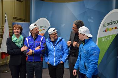 Il saluto di settimana scorsa ha portato bene: Martha Stocker, Peter Blaas, Andreas Psaier, Arno Kompatscher e Tobia Kostner (Foto USP/Barbara Franzelin)