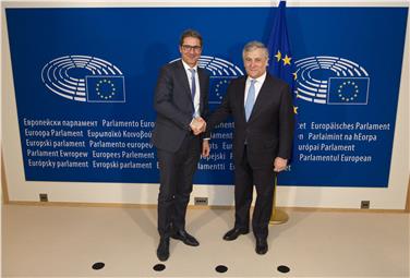 Arno Kompatscher e Antonio Tajani nella sede del Parlamento UE a Bruxelles (Foto Horst Wagner)