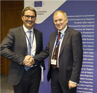 Kompatscher con il commissario UE Vytenis Andriukaitis (salute e sicurezza alimentare). Foto USP/Horst Wagner