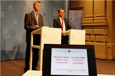 L'assessore Theiner e il direttore Aschbacher hanno presentato la bozza aggiornata del ddl (Foto USP/mb)