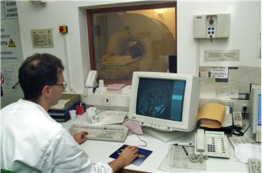 La Giunta provinciale ha approvato oggi una delibera che consente l’assunzione per due anni di medici privi di specializzazione e di attestato di bilinguismo