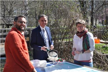 L'assessore Theiner con i responsabili del Centro ecologico Peter Sader e Regina Derleth