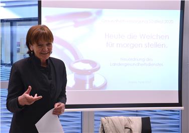 L'assessora Martha Stocker nel corso della conferenza stampa sulla riforma della struttura organizzativa del Servizio sanitario provinciale