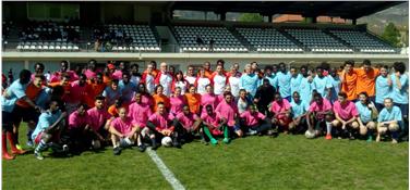 Foto di gruppo con l'assessora Stocker delle squadre che hanno preso parte al Torneo di calcio per la Giornata internazionale dello sport per lo sviluppo e la pace indetta dalle Nazioni Unite