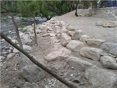 Il nuovo accesso al Passirio a Merano è stato realizzato nell'ambito del progetto Interreg "Freiräume am Wasser" consente l'utilizzo della riva del fiume, sistemata quale area ricreativa
