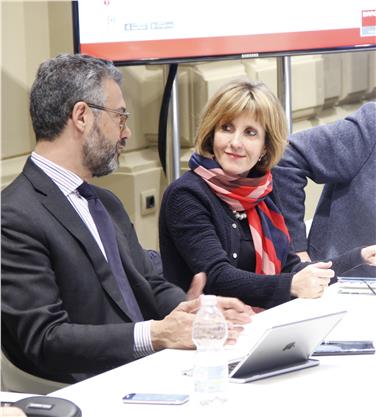 L'assessora Waltraud Deeg a colloquio con il direttore dell'Agenzia per l'Italia digitale, Antonio Samaritani (Foto USP)