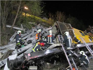 L'intervento di questa notte della Protezione civile sul luogo dell'incidente ferroviario di Bressanone (Foto USP/Vigili del fuoco)