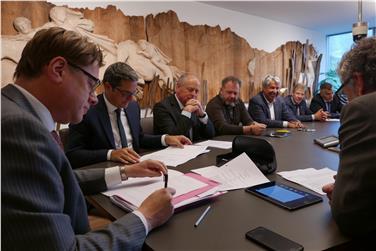 Nuova piattaforma per rafforzare le aree rurali: la firma di adesione della Provincia (Foto USP/Holzer)