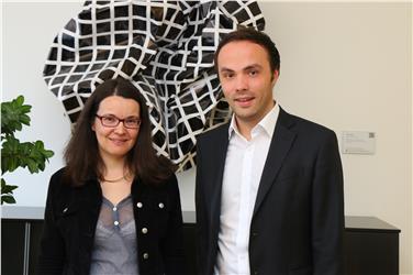 La nuova direttrice dell'Ufficio Diritto allo Studio Universitario, Ulrike Mahlknecht assieme all'assessore Philipp Achammer (Foto: USP/I.Dejaco)