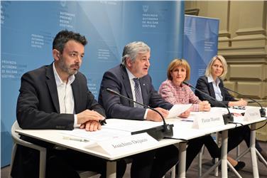 Arriva l'EuregioFamilyPass Il direttore STA Dejaco, l'assessore Mussner, l'assessora Deeg e la direttrice Schmid Foto USP