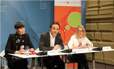 L'assessore Philipp Achammer con la direttrice dell'Ufficio, Alexa Seebacher (a destra) e la responsabile del team di psicologi, Martine Rossi