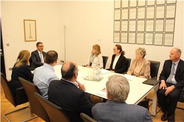 Il presidente Kompatscher a colloquio con la direttrice dell'Agenzia delle entrate Ungerer (quarta da destra) - Foto mgp
