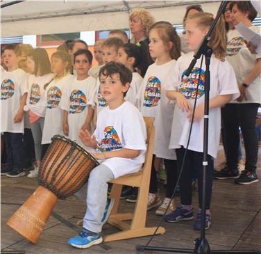I 450 alunni dell’Istituto Comprensivo Bolzano VI hanno realizzato una “Festa dell’intercultura” molto bella e coinvolgente