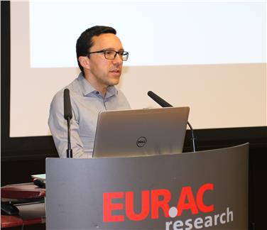 L'assessore Christian Tommasini nel corso del suo intervento all'Eurac