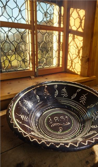 Un piatto in ceramica prodotto in Val Pusteria nel 1837 esposto nella mostra inaugurata al Museo degli usi e costumi di Teodone