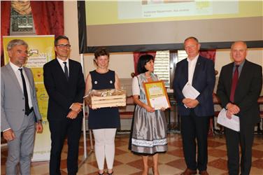 Premiate le contadine sudtirolesi. Da sinistra Schuler, Kompatscher, Niederkofler,  Erschbamer, Pinzger, Tiefenthaler. Foto: USP/mac