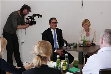 Faccia a faccia fra Arno Kompatscher e i media austriaci al club della stampa di Vienna (Foto USP/Dominik Holzer)