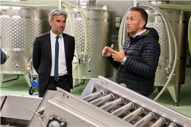 Visita guidata all'interno dell'azienda: l'assessore Schuler accompagnato da Thomas Kohl (Foto USP/mac)