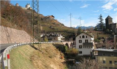 Il tratto di Chiusa interessato dai lavori e che sino a venerdì sarà percorribile solamente a senso unico alternato (Foto USP/Servizio strade)