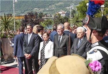 L'arrivo dei due presidenti Mattarella e Van der Bellen accolti dal presidente Kompatscher (Foto USP/Oskar Verant)