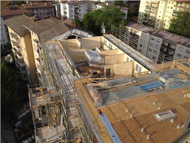Edifici IPES in via Cagliari e via Brescia a Bolzano: Per realizzare i nuovi alloggi dal recupero del sottotetto è stato rimosso il tetto in tutto il primo blocco ed eseguita la costruzione in legno lamellare nel nuovo piano  (Foto: IPES)