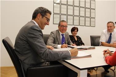 Firmato il passaggio dall'ANAS alla Provincia di 24 case cantoniere: Kompatscher e Pisicchio al momento della firma (Foto USP/mb)