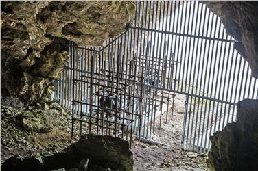 L'installazione di Lois Anvidalfarei nella Grotta delle Conturines (Foto Matteo Vegetti)