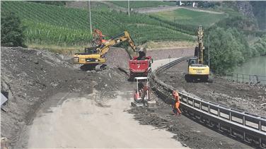 I tecnici impegnati a pieno ritmo per riaprire la strada statale del Brennero a nord di Chiusa (Foto Servizio strade)