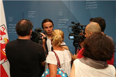 L'assessore Philipp Achammer nel corso della conferenza stampa sull'integrazione