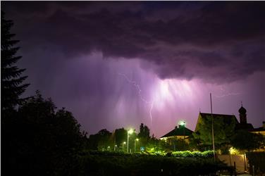 Fulmini durante un temporale a Caldaro (Foto: USP/Servizio meteo provinciale)
