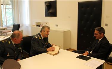 Accompagnato dal comandante Giulio Piller, Marcello Ravaioli ha fatto visita al presidente Kompatscher  - Foto: Usp