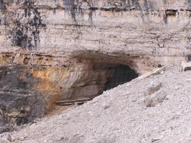 Un'immagine esterna della grotta delle Conturines.