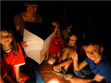 Al Museo del vino a Caldaro in luglio e agosto viene proposto un laboratorio del bottaio per bambini (Foto: Museo del vino)