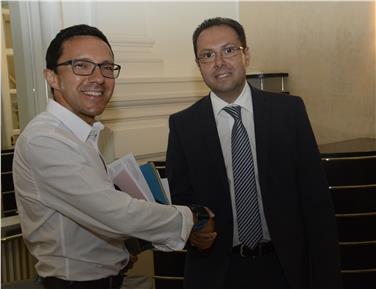 Tonino Tuttolomondo (a dx) è il nuovo direttore della Ripartizione Intendenza scolastica italiana. A lui le congratualazioni dell'asssessore di riferimento Christian Tommasini (a sx)