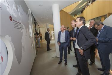 La visita di Alfano alla Dr. Schär con i responsabili aziendali (Foto Verant)