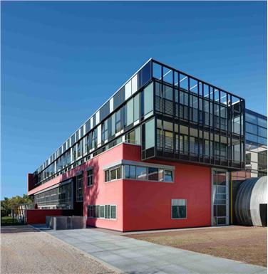 La palazzina su piazza Angela Nikoletti nel quartiere di Oltrisarco a Bolzano, destinata a ospitare il 1° progetto altoatesino di cohousing, Cohousing Rosenbach #sharingiscaring