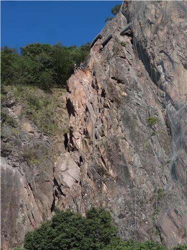 Tecnici al lavoro per la messa in sicurezza della parete rocciosa sopra il Centro di sperimentazione Laimburg (Foto USP)