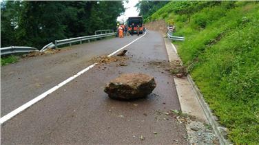 Il Servizio strade è al lavoro per sgomberare la strada che collega Terlano con Meltina (Foto USP)