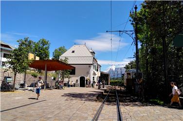 Più sicuro e spazioso: il piazzale davanti alla stazione di Soprabolzano (Foto USP)