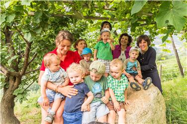 L'assessora Waltraud Deeg e Maria Hochgruber Kuenzer con la Tagesmutter Katharina Weger a Scena - Foto USP